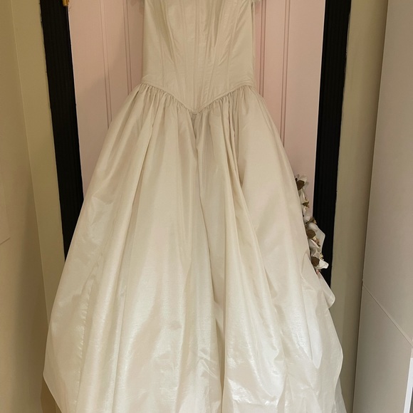 Wedding dress - Picture 4 of 16